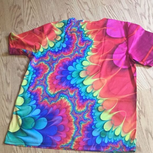 NEW lightweight tee in unisex style with vibrant pattern in 2 X - Picture 6 of 6
